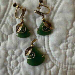 Vintage 1/20 12K GF Green Jade Dangle Screw Back Earrings /pendant